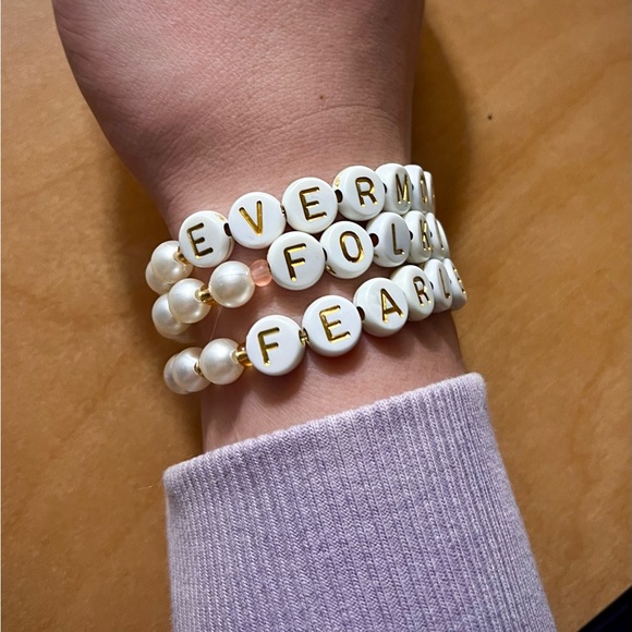 FOLKLORE Taylor Swift white and gold beaded friendship bracelet - Picture 3 of 3